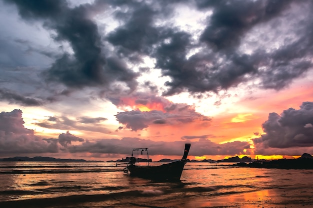 Hermoso atardecer con barco de pesca