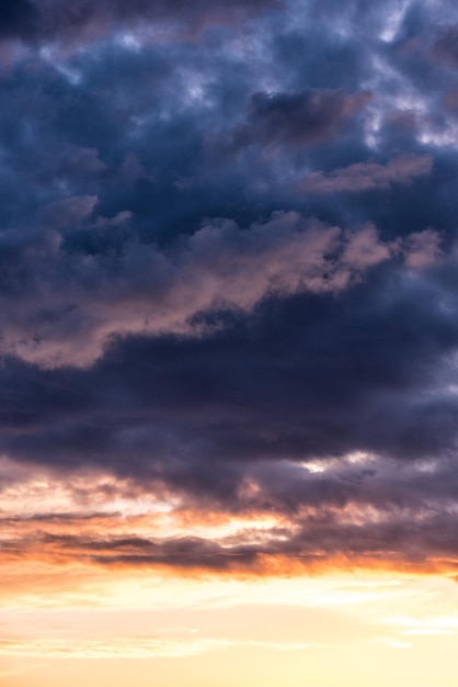 Hermoso atardecer cielo dramático al atardecer