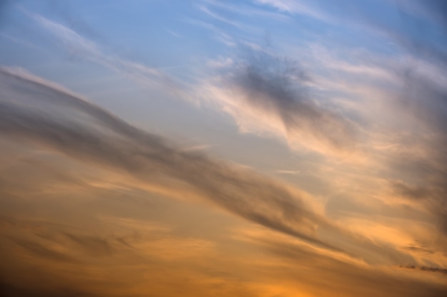 Hermoso atardecer en el cielo con nubes. Hora dorada.