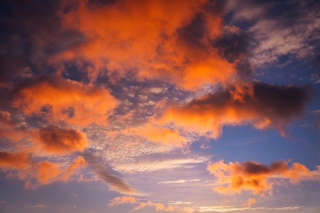 Foto hermoso atardecer colorido sobre la ciudad. composición de la naturaleza