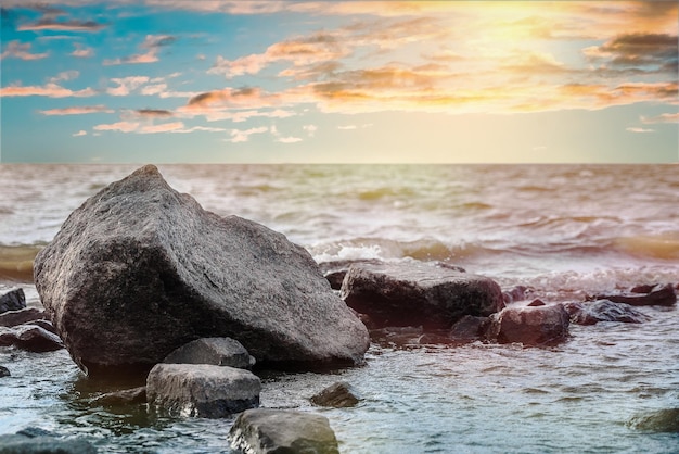 Hermoso atardecer en la costa del mar