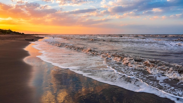 Hermoso atardecer en la costa del mar