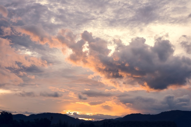 Hermoso atardecer crepuscular detrás de la montaña