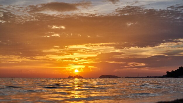 Hermoso atardecer en Koh Phangan en Tailandia