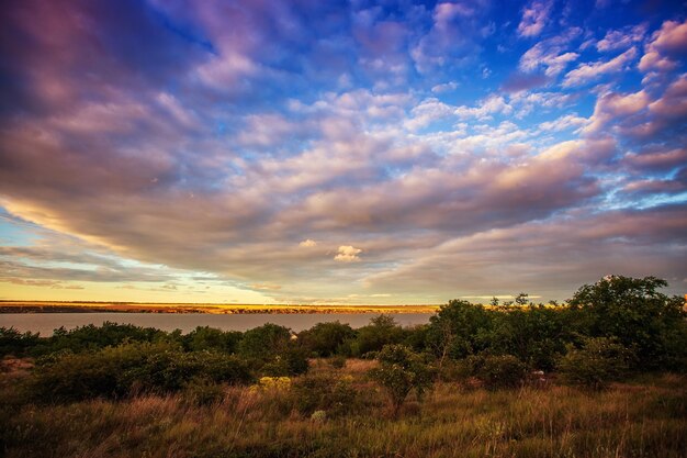 Hermoso atardecer en el lago con nubes y reflejos sobre el agua