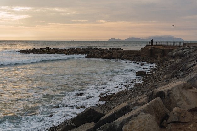 Hermoso atardecer en Lima, Perú, cielo brillante y playa subexpuesta