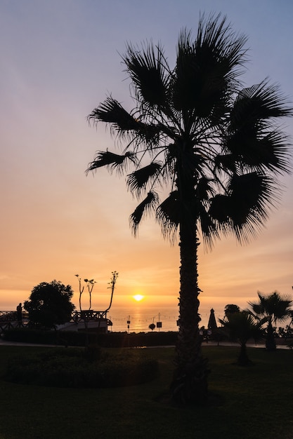 Hermoso atardecer en Lima Perú, retroiluminación de la costa