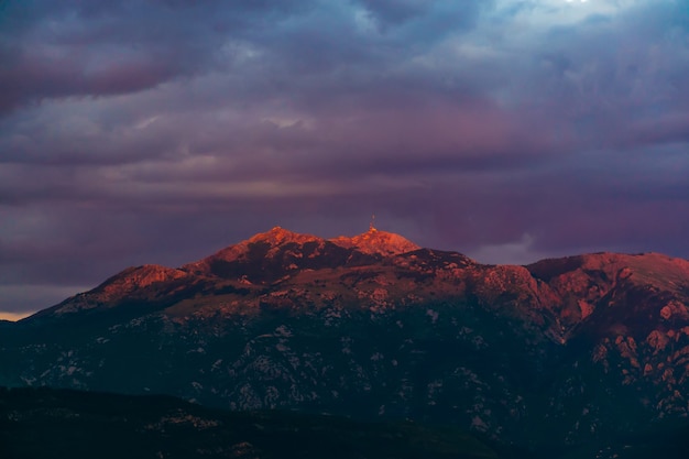 Hermoso atardecer en lo alto de las montañas de Montenegro.