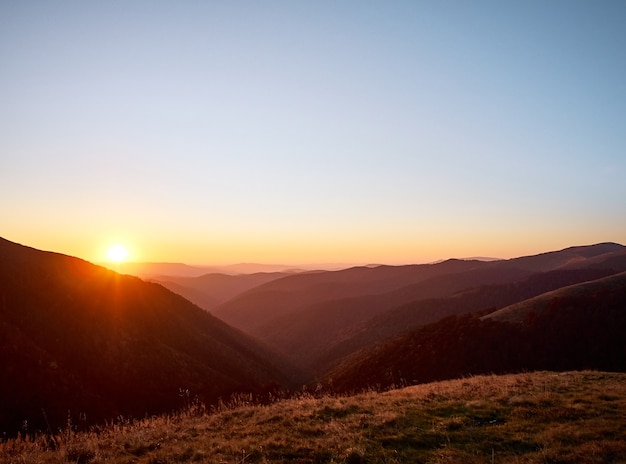 Foto hermoso atardecer en las montañas.