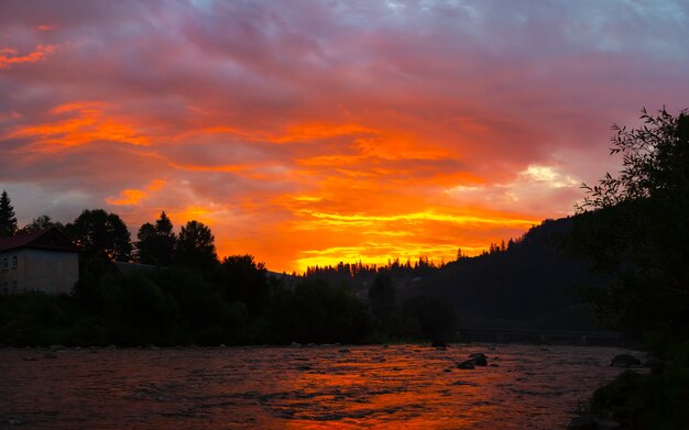 Hermoso atardecer en las montañas