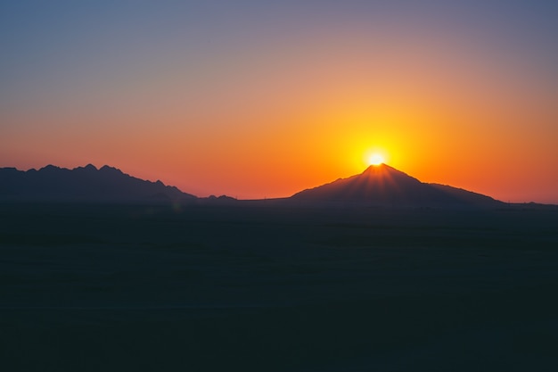 Hermoso atardecer naranja en el desierto