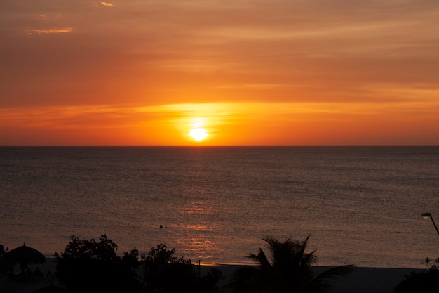 Hermoso atardecer naranja sobre el mar