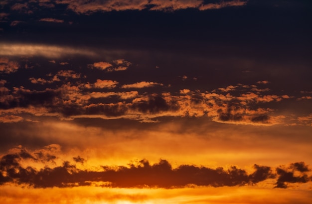 Hermoso atardecer con nubes y fondo de sol