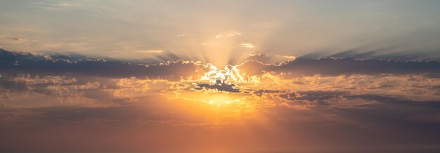 hermoso atardecer o amanecer cielo con nubes rayos de sol rompiendo a través de las nubes mágico fabuloso fondo natural serenidad y calma