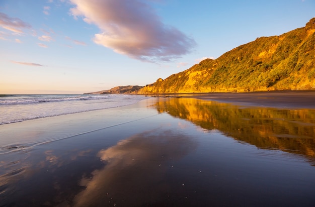 Hermoso atardecer en Ocean Beach, Nueva Zelanda. Fondo inspirador de viajes y naturaleza