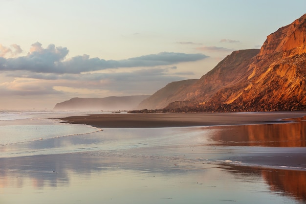 Hermoso atardecer en Ocean Beach, Nueva Zelanda.