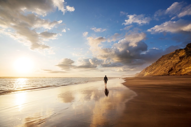 Hermoso atardecer en Ocean Beach, Nueva Zelanda.