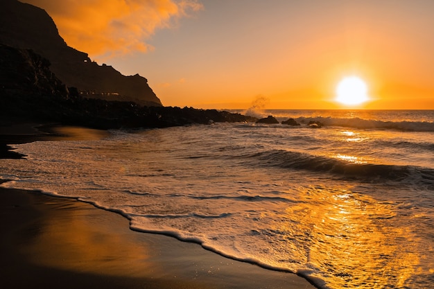 Foto hermoso atardecer en el océano atlántico en la isla de tenerife.