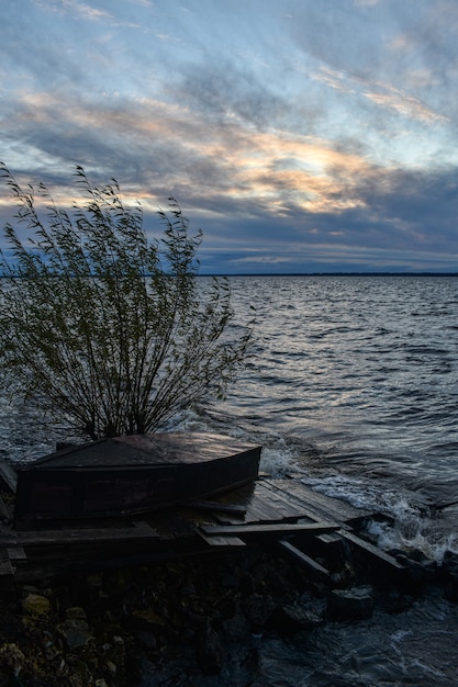 Hermoso atardecer y olas en el río Volga