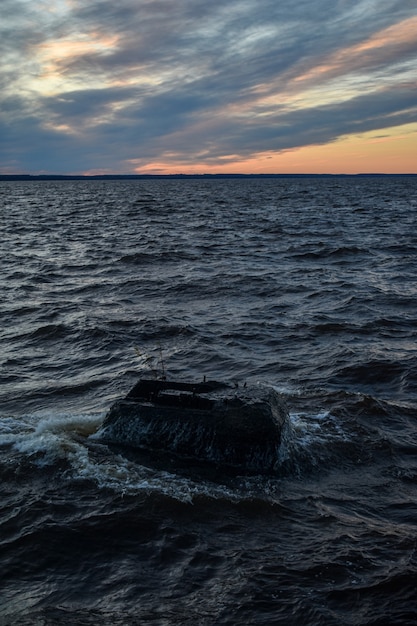 Hermoso atardecer y olas en el río Volga