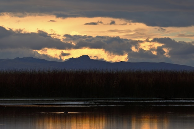 Hermoso atardecer a orillas del lago Junín