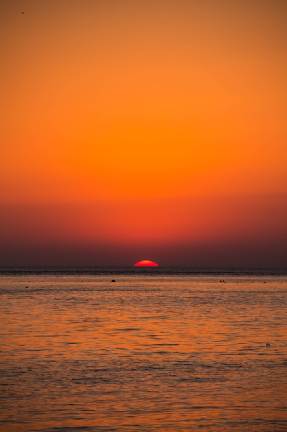 Hermoso atardecer oscuro dramático sobre el mar.