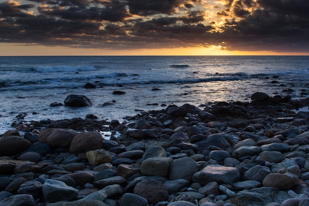 Hermoso atardecer en la playa de roca en Meloneras Gran Canaria Destino de viaje de vacaciones de verano