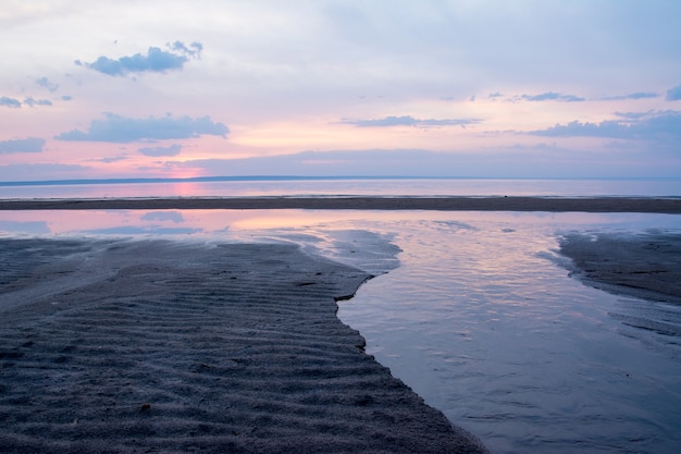 Hermoso atardecer de primavera sobre un río Volga cerca de Ulyanovsk. El lugar más ancho del río Volga.