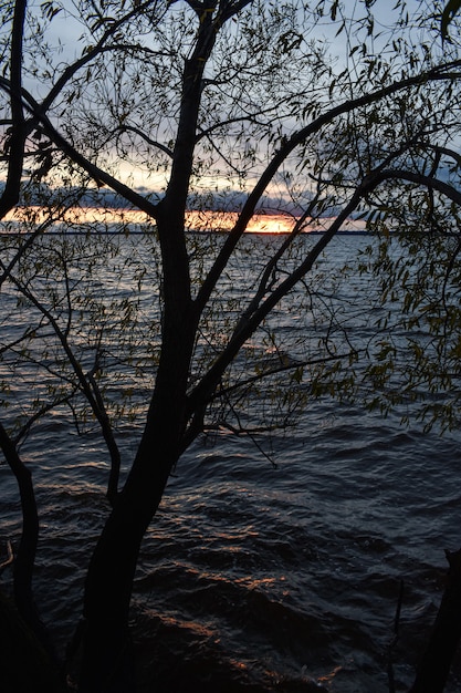 Hermoso atardecer en el río Volga