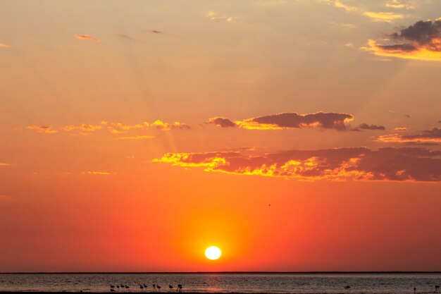 Hermoso atardecer rojo sobre el océano atlántico