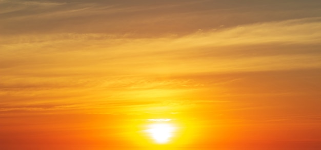 Hermoso atardecer rojo y sol brillante en el horizonte