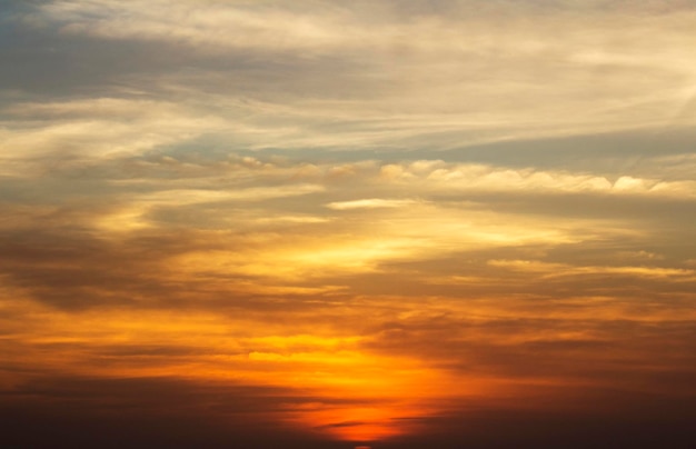 Hermoso atardecer rojo y sol brillante en el horizonte