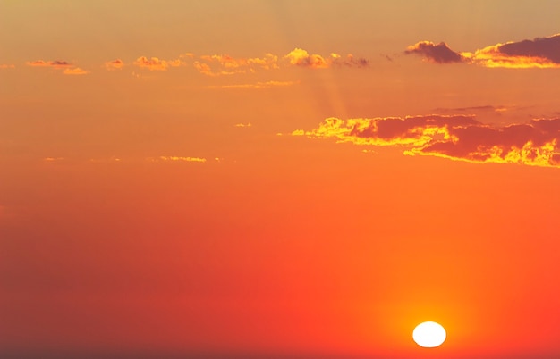 Hermoso atardecer rojo y sol brillante en el horizonte