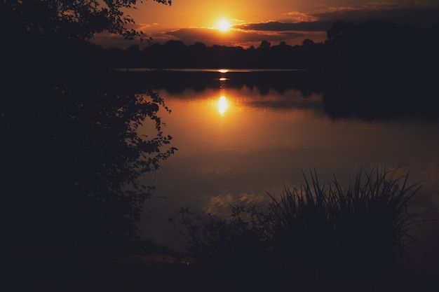 Hermoso atardecer de verano en un lago en Baviera