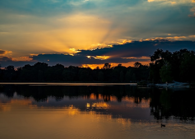 Hermoso atardecer de verano en un lago en Baviera