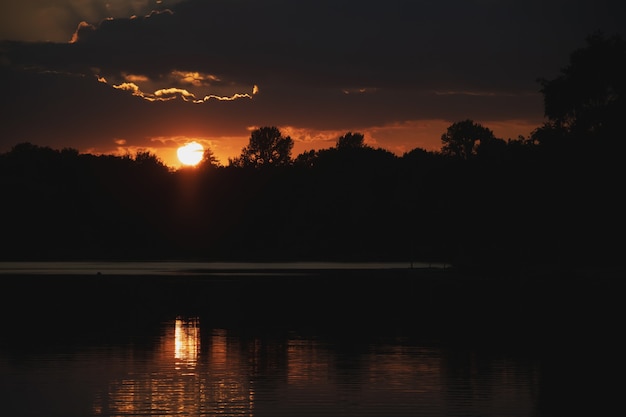 Foto hermoso atardecer de verano en un lago en baviera