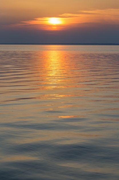 Foto hermoso atardecer de verano en el lago