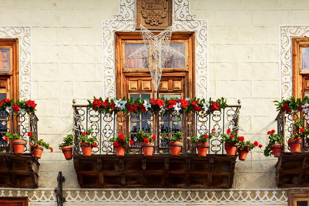 Foto un hermoso balcón decorado con flores vibrantes en la ciudad de la orotava en tenerife, españa