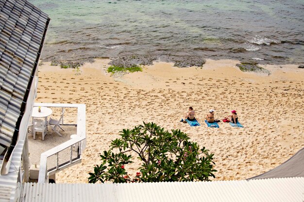 Hermoso balcón de madera blanca de la villa de playa en la playa de Bingin, Pecatu, Bali, Indonesia