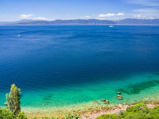 Hermoso balneario griego Loutra Edipsou en la isla de Evia Eubea en el Mar Egeo en Grecia