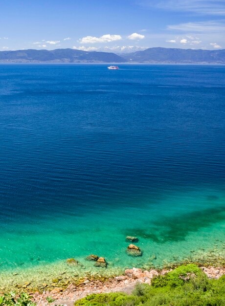 Hermoso balneario griego Loutra Edipsou en la isla de Evia Eubea en el Mar Egeo en Grecia