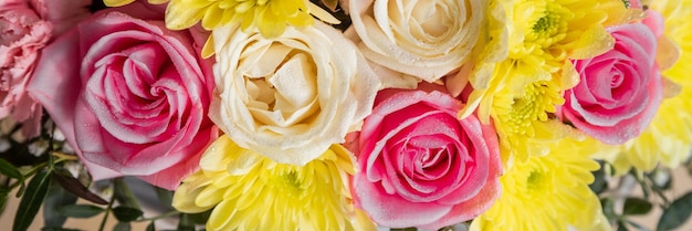 Hermoso banner de verano para un sitio web con un ramo de flores brillantes Ramo de rosas rosas crisantemos y clavelesfondo natural para el diseñadorFelicitaciones o concepto actual