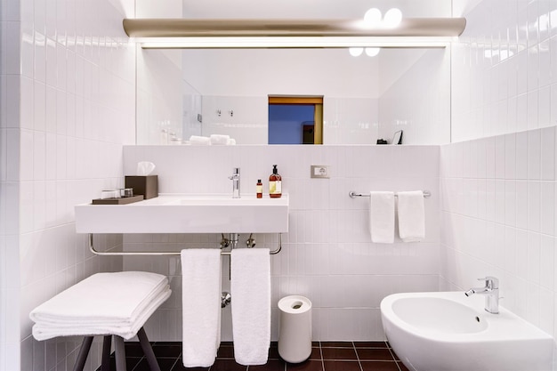 Hermoso con baño de hotel sobre fondo blanco y claro. Decoración de arquitectura. Interior moderno. Concepto de espacio de belleza. Estilo de decoración del hogar. Relájate en casa plana. Lugar de baño con lavabo y toallas.