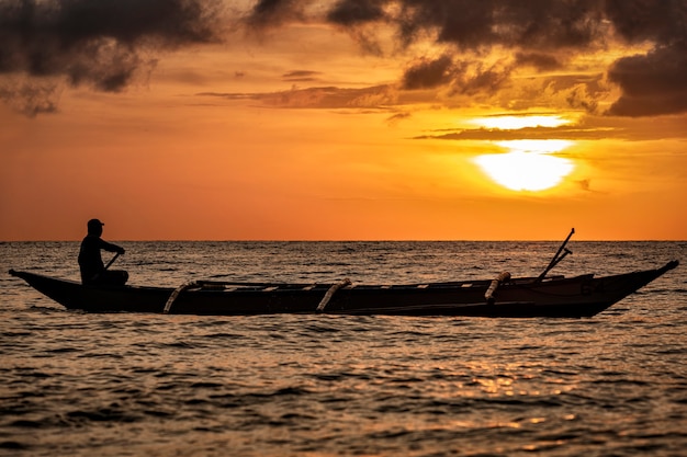 Hermoso barco filipino al amanecer.