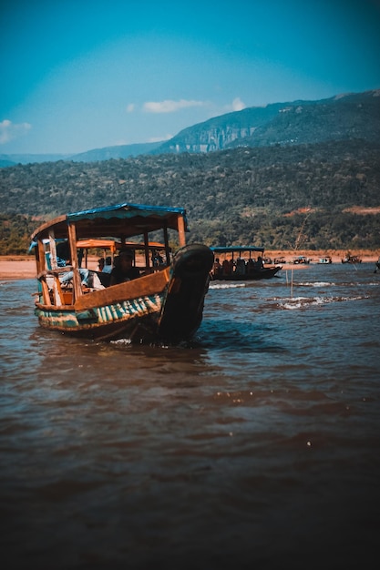 El hermoso barco en el río