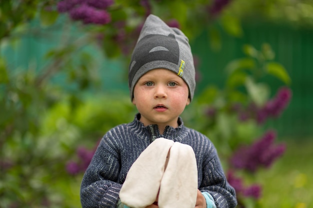 Hermoso bebé con cara de niño posando para el fotógrafo