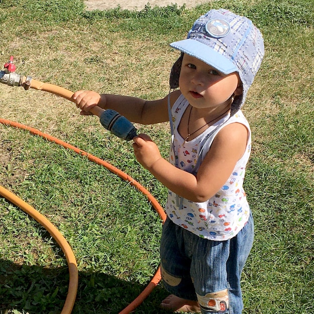 Foto hermoso bebé con cara de niño posando fotógrafo