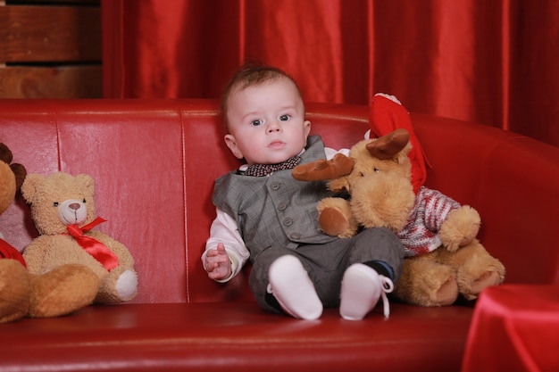 Hermoso bebé celebra la Navidad. Vacaciones de año nuevo. Bebé con regalo.