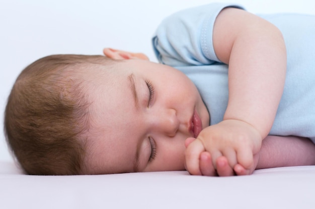 hermoso bebe dormido