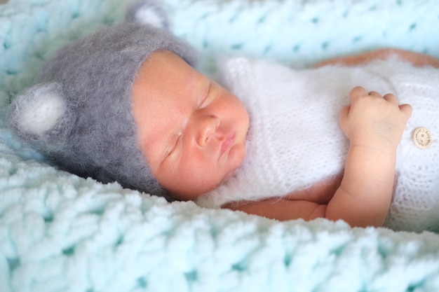 Hermoso bebé recién nacido duerme en un sombrero de ratón